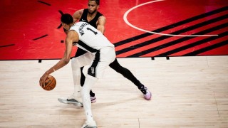 114-93！文班亚马复出27+11+7封盖，马刺19分逆转大胜开拓者